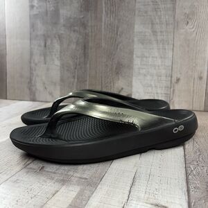 Oofos OOlala Sandal Women's Size 8 Flip Flop Thong Recovery Metallic Silver
